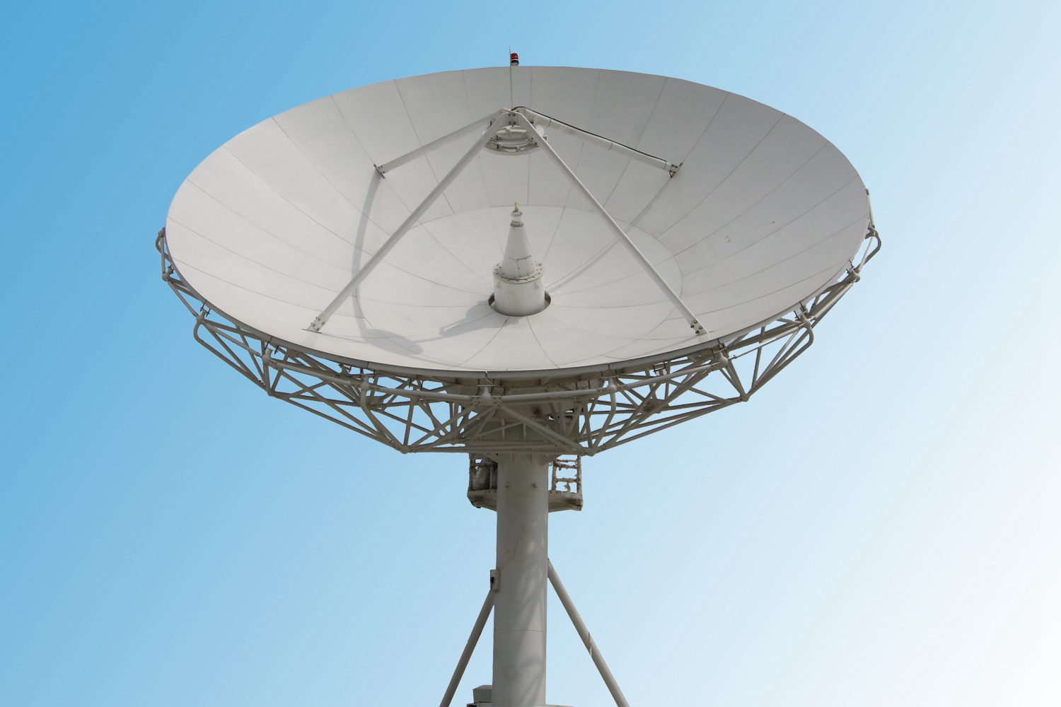 现代卫星通信天线的核心应用与优势分析——以KVH、Tracstar和RaySat设备为例